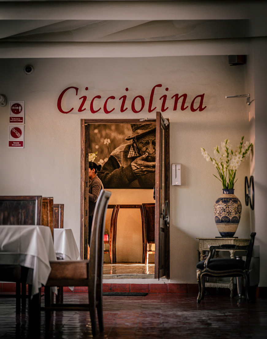 Cicciolina Restaurant ingreso en una casa colonial de Cusco